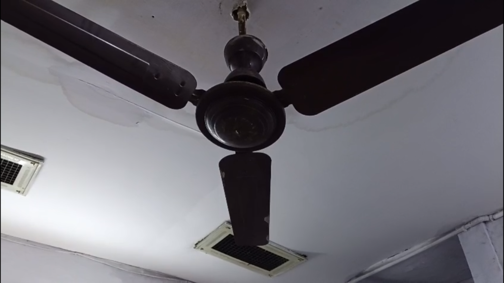 आग के बाद लाखों की मरम्मत, फिर भी बारिश में ब्लड बैंक की छत से टपका पानी