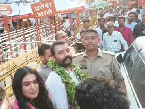 बाबा विश्वनाथ के दरबार पहुंची ‘हनुमान अंश’ की स्टार कास्ट, गूंजे जय श्रीराम और हर हर महादेव के जयकारे