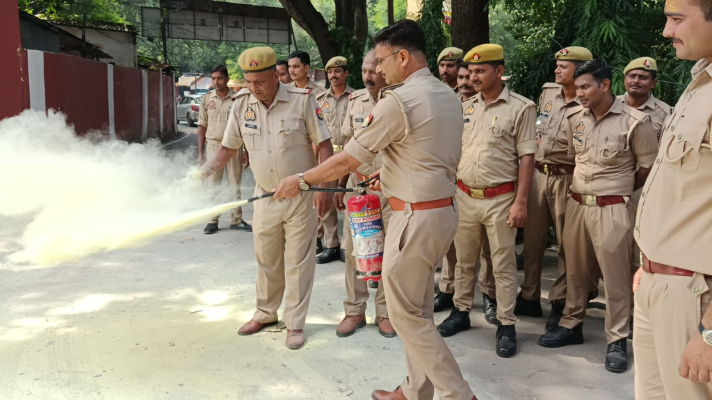 कोतवाली में प्रशिक्षु पुलिसकर्मियों की अग्नि सुरक्षा ट्रेनिंग, आपदा के वक्त ऐसे करेंगे लोगों का रेस्क्यू