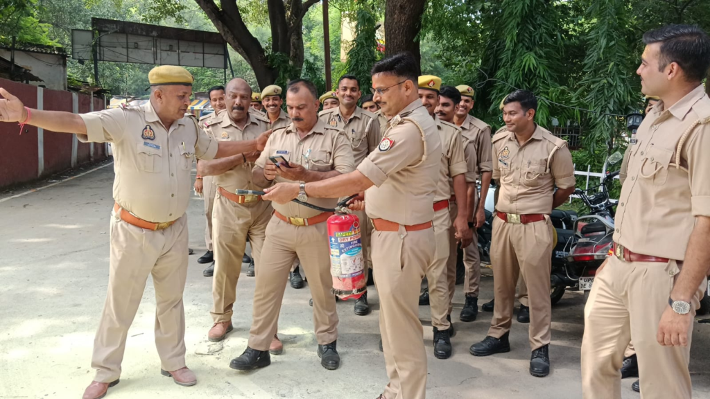 कोतवाली में प्रशिक्षु पुलिसकर्मियों की अग्नि सुरक्षा ट्रेनिंग, आपदा के वक्त ऐसे करेंगे लोगों का रेस्क्यू