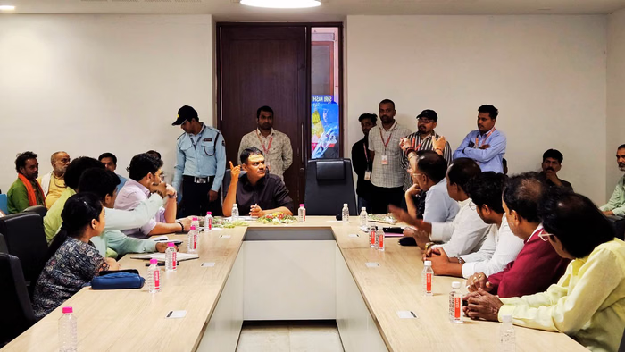 काशी विश्वनाथ मंदिर के CEO विश्वभूषण मिश्र का तबादला, बरखा सिंह को वाराणसी में नई जिम्मेदारी