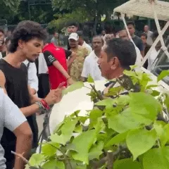 BHU ट्रॉमा सेंटर में घायल छात्र के इलाज में देरी का आरोप: साथी छात्रों ने किया हंगामा, सुरक्षाकर्मियों से कहासुनी; 29 टांके लगाए गए