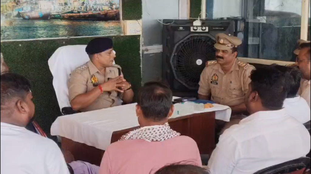 बाढ़ से थमा नावों का संचालन, नाविकों ने उठाई बड़ी नाव चलाने की मांग
