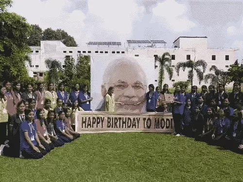 PM Modi Birthday: वाराणसी में 1076 महिला खिलाड़ियों ने मनाया पीएम मोदी का जन्मदिन, तिरंगा लेकर बनाई मानव शृंखला