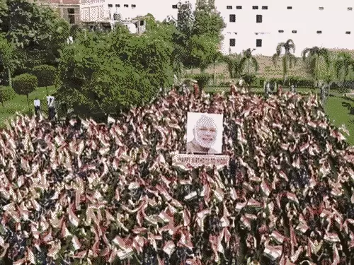 PM Modi Birthday: वाराणसी में 1076 महिला खिलाड़ियों ने मनाया पीएम मोदी का जन्मदिन, तिरंगा लेकर बनाई मानव शृंखला