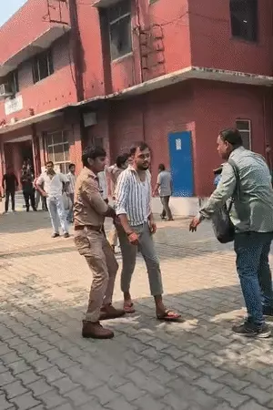 मेरठ कॉलेज में फ्रेशर की पिटाई के बाद बवाल: 2 छात्र गुट भिड़े, बेल्ट से मारपीट; 6 हिरासत में