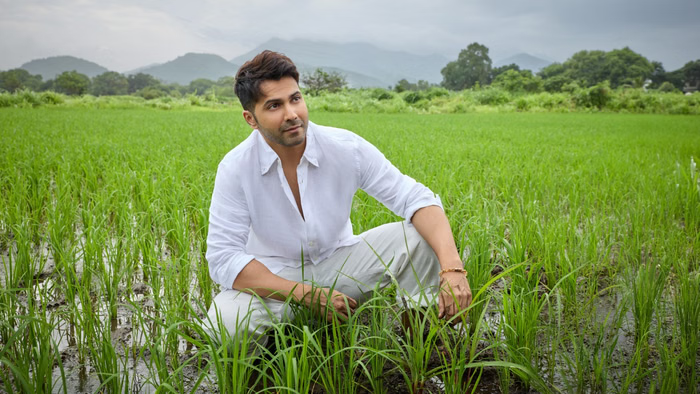 खेत में फावड़ा लेकर उतरे वरुण धवन, धान के बीच दिखी अभिनेता की नई तस्वीरें; बोले- ‘खेती शुरू’