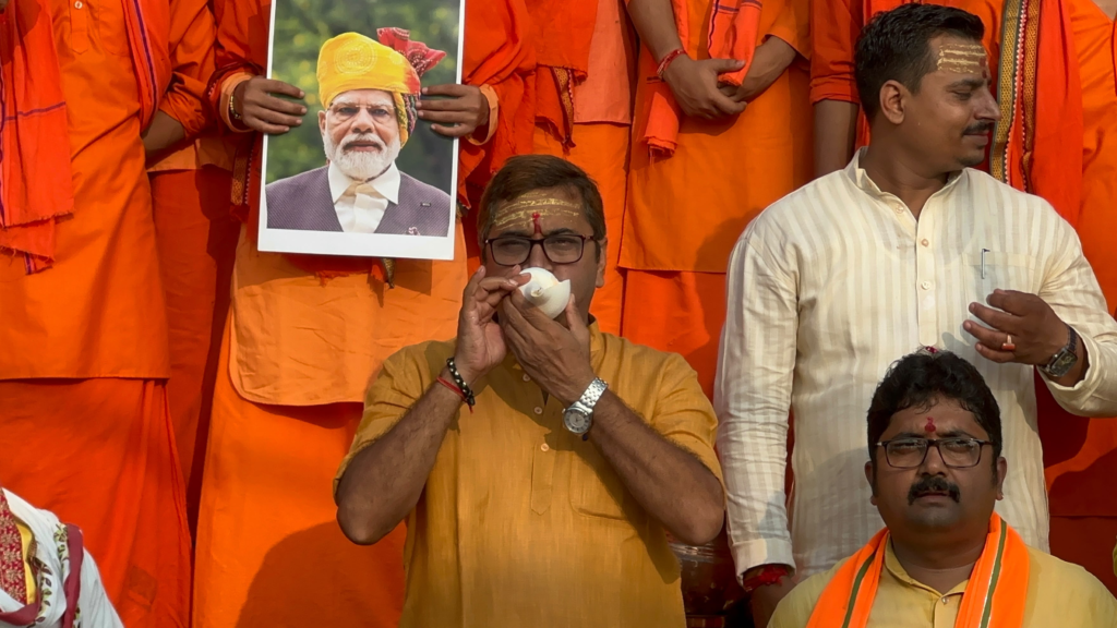 पीएम के जन्मदिन पर 76 बटुकों ने किया गंगा का दुग्धाभिषेक