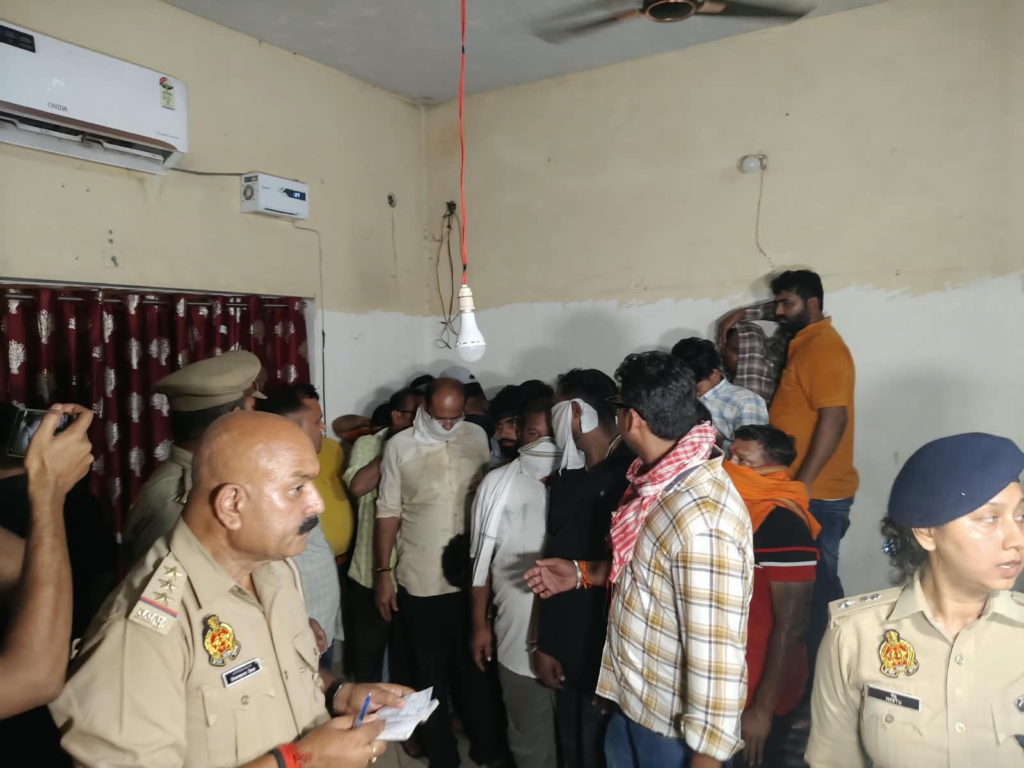 रथयात्रा में बंद मकान के भीतर चल रहा था जुए का खेल, 47 गिरफ्तार