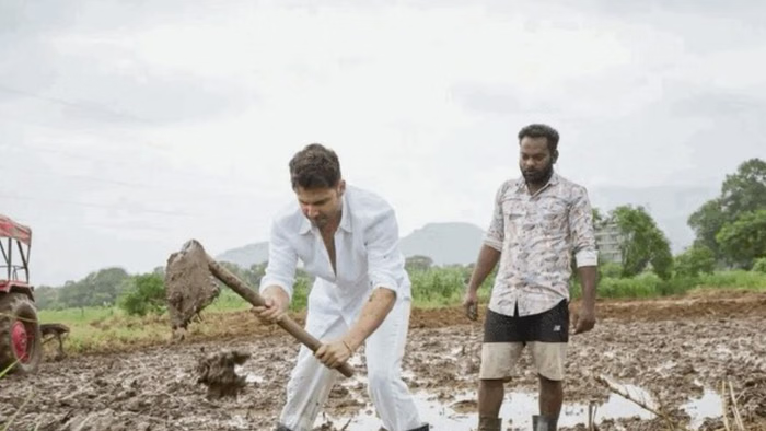 खेत में फावड़ा लेकर उतरे वरुण धवन, धान के बीच दिखी अभिनेता की नई तस्वीरें; बोले- ‘खेती शुरू’