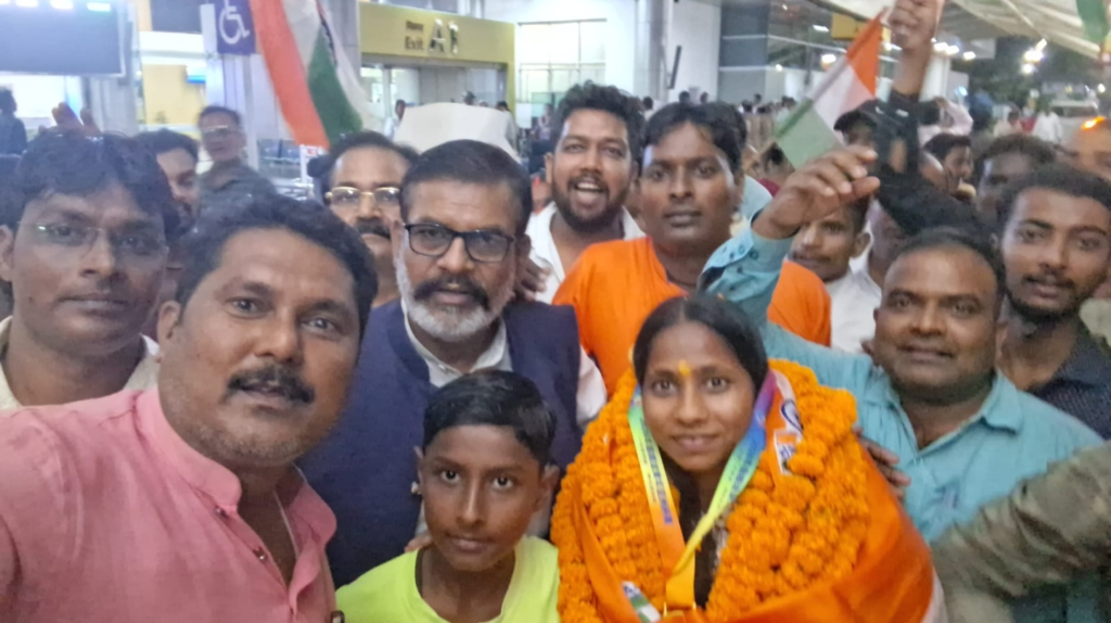 जूनियर महिला हॉकी टीम की स्वर्ण पदक विजेता मधु पटेल का वाराणसी में जोरदार स्वागत