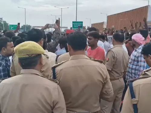 पवन यादव हत्याकांड: शव रखकर हाईवे जाम, मुआवजे और नौकरी की मांग पर अड़े परिजन