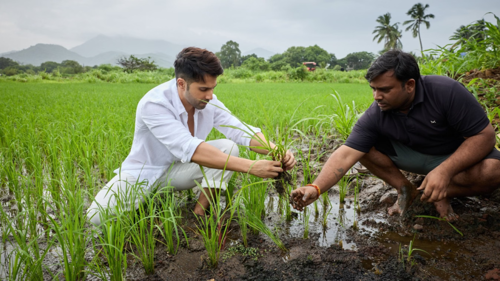 खेत में फावड़ा लेकर उतरे वरुण धवन, धान के बीच दिखी अभिनेता की नई तस्वीरें; बोले- ‘खेती शुरू’