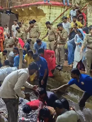 काशी के लोलार्क कुंड में आस्था का सैलाब, 3 KM लंबी कतार; 2 लाख से ज्यादा श्रद्धालुओं ने किया स्नान