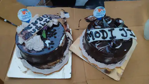 PM मोदी के जन्मदिन पर दालमंडी में ब्लैक केक काटकर विरोध: काली पगड़ी-गमछा पहनकर जताई नाराजगी, बोले- चौड़ीकरण से कारोबार प्रभावित