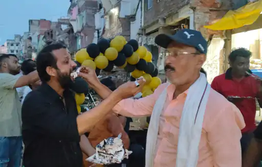 PM मोदी के जन्मदिन पर दालमंडी में ब्लैक केक काटकर विरोध: काली पगड़ी-गमछा पहनकर जताई नाराजगी, बोले- चौड़ीकरण से कारोबार प्रभावित