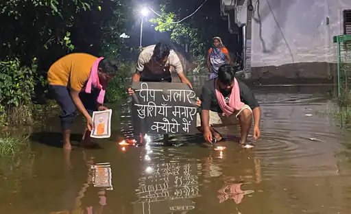 PM मोदी के जन्मदिन पर दालमंडी में ब्लैक केक काटकर विरोध: काली पगड़ी-गमछा पहनकर जताई नाराजगी, बोले- चौड़ीकरण से कारोबार प्रभावित