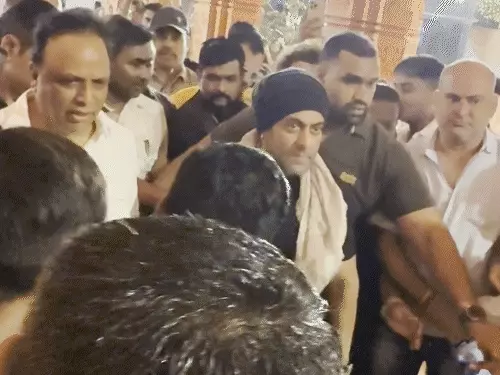 गणपति दर्शन के दौरान सलमान खान ने बच्चे से की मुलाकात, ड्राइवर को फटकारने का वीडियो वायरल