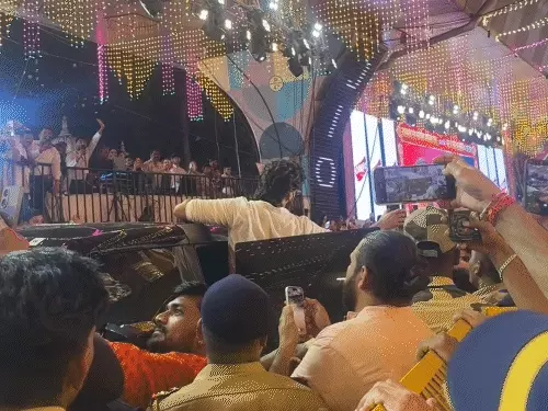 दीपिका संग सिद्धिविनायक पहुंचे रणवीर सिंह, भीड़ के बीच पत्नी की सुरक्षा का रखा ध्यान