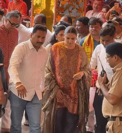 दीपिका संग सिद्धिविनायक पहुंचे रणवीर सिंह, भीड़ के बीच पत्नी की सुरक्षा का रखा ध्यान