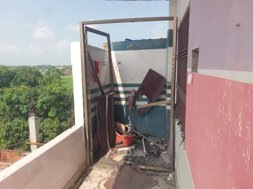 किराना दुकान में रखे पटाखों में जोरदार धमाका, 6 साल का बच्चा गंभीर रूप से झुलसा; अस्पताल में भर्ती