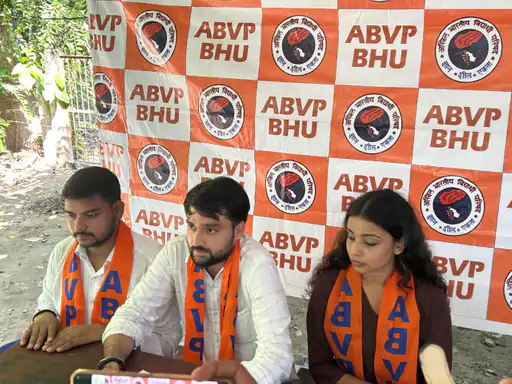 बीएचयू में एबीवीपी कार्यकर्ताओं और चीफ प्रॉक्टर के बीच तीखी बहस, छात्रहित के मुद्दों पर मांगा जवाब