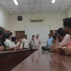 बीएचयू में एबीवीपी कार्यकर्ताओं और चीफ प्रॉक्टर के बीच तीखी बहस, छात्रहित के मुद्दों पर मांगा जवाब
