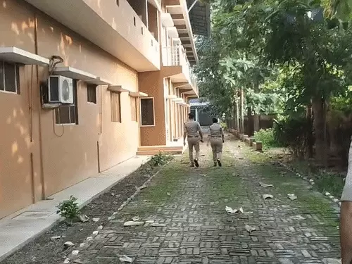 हॉस्टल की तीसरी मंजिल से गिरी 12वीं की छात्रा, मौत: वॉर्डन से विवाद के बाद छत पर गई थी; 17 घंटे तक घटना छिपाने का आरोप