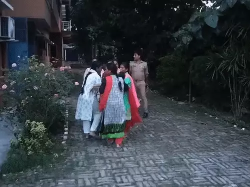 हॉस्टल की तीसरी मंजिल से गिरी 12वीं की छात्रा, मौत: वॉर्डन से विवाद के बाद छत पर गई थी; 17 घंटे तक घटना छिपाने का आरोप