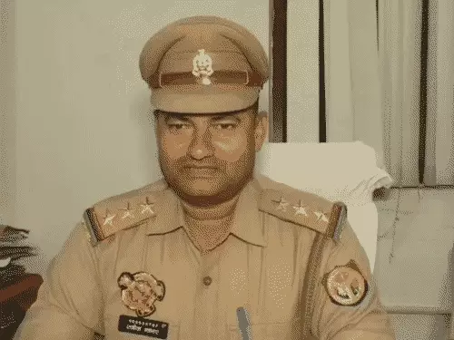 वाराणसी कैंट स्टेशन पर मोबाइल स्नेचर गिरफ्तार, पांच मोबाइल बरामद; ट्रेनों में यात्रियों को बनाता था निशाना