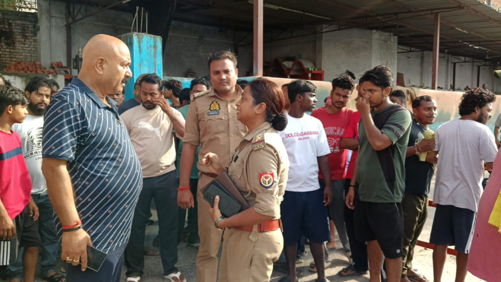 पिशाचमोचन कुंड में डूबने से युवक की मौत, पोस्टमार्टम के विरोध में परिजनों का हंगामा; शव लेकर भागे, पुलिस ने पकड़ा