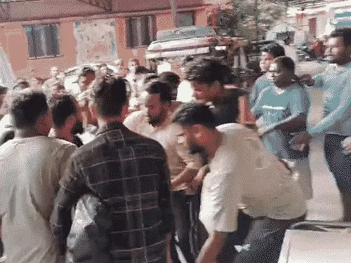 पिशाचमोचन कुंड में डूबने से युवक की मौत, पोस्टमार्टम के विरोध में परिजनों का हंगामा; शव लेकर भागे, पुलिस ने पकड़ा