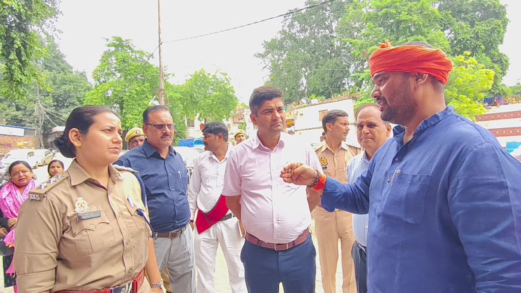UGC इक्विटी रेगुलेशन के विरोध में शास्त्री घाट पर धरना जारी, प्रदर्शनकारियों और प्रशासन में नोकझोंक