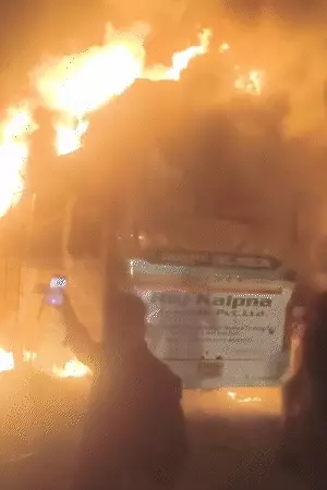 यमुना एक्सप्रेसवे पर चलती बस में आग: 9 की मौत, 20 यात्रियों का रेस्क्यू; खिड़कियां तोड़कर बाहर निकले लोग