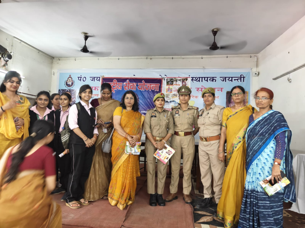 वाराणसी में छात्राओं को पुलिस ने किया जागरूक: एंटी रोमियो टीम ने महिला सुरक्षा और साइबर ठगी से बचने के बताए तरीके