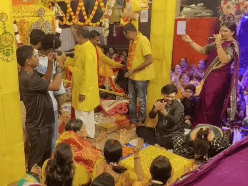 काशी में बाबा लाट भैरव के विवाह की धूम: हल्दी उत्सव में पीले परिधानों में पहुंचीं महिलाएं, मंगलगीतों पर झूमीं