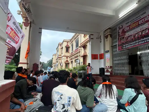 बीएचयू में एबीवीपी का धरना तीसरे दिन भी जारी, ओपन माइक में छात्रों ने रखी अपनी बात
