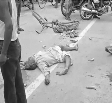 वाराणसी में तेज रफ्तार ट्रक ने दो साइकिल सवारों को कुचला, फल विक्रेता और 10वीं के छात्र की मौत, हादसे के बाद चालक फरार