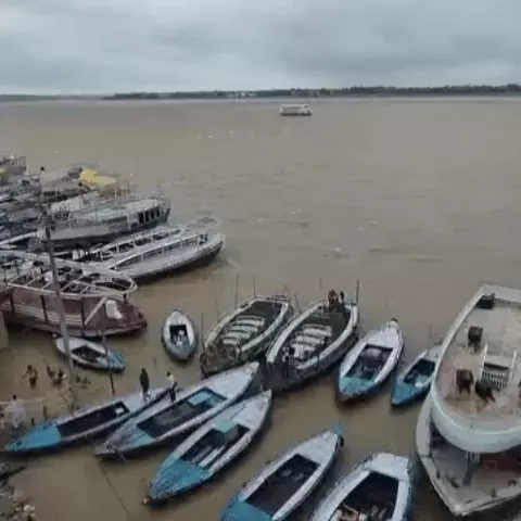 वाराणसी में मौसम ने ली करवट: घने बादल और बूंदाबांदी, 50Km की रफ्तार से चल रही हैं हवाएं; 24 घंटे बारिश के आसार