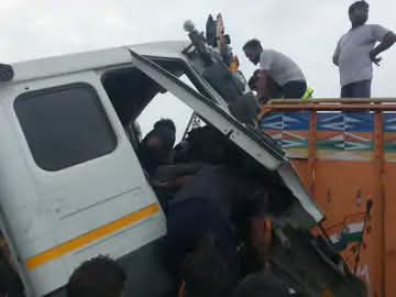 नेशनल हाईवे पर तीन ट्रकों की भिड़ंत, केबिन काटकर चालक को निकाला, दो घंटे चला रेस्क्यू ऑपरेशन