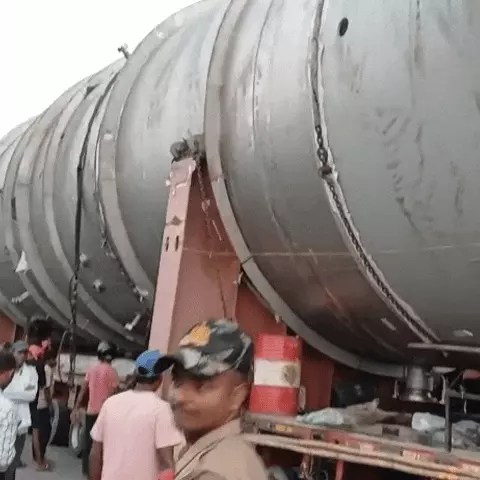 308 पहियों वाला ‘बाहुबली ट्रक’ वाराणसी पहुंचा, 200 टन के वेसल को लेकर लखीमपुर की ओर बढ़ रहा काफिला