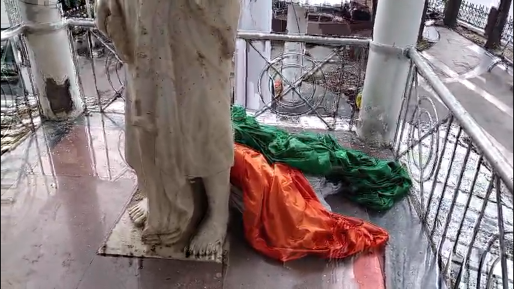 आजाद पार्क में चंद्रशेखर आजाद की प्रतिमा के पास तिरंगे का अपमान, फटा झंडा बना जिम्मेदारों की लापरवाही की तस्वीर