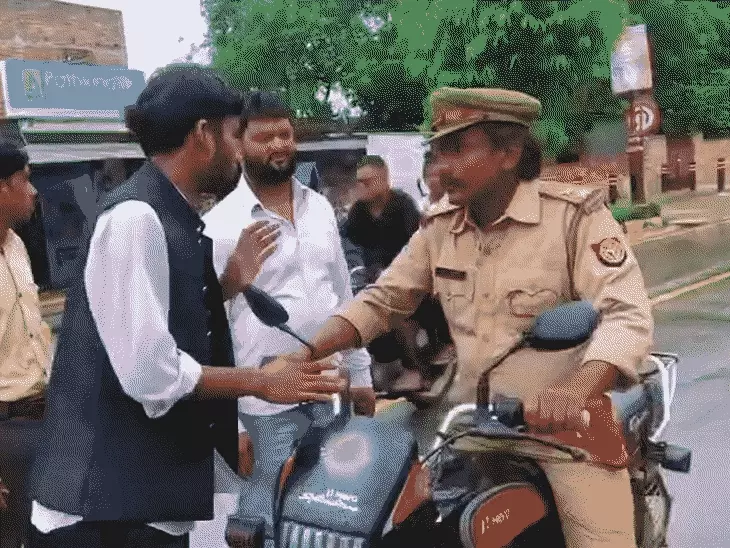 गोरखपुर में दरोगा की पिटाई का वायरल VIDEO फर्जी: पुलिस की वर्दी भी नकली, व्यूज के लिए बनाया था पूरा सीन