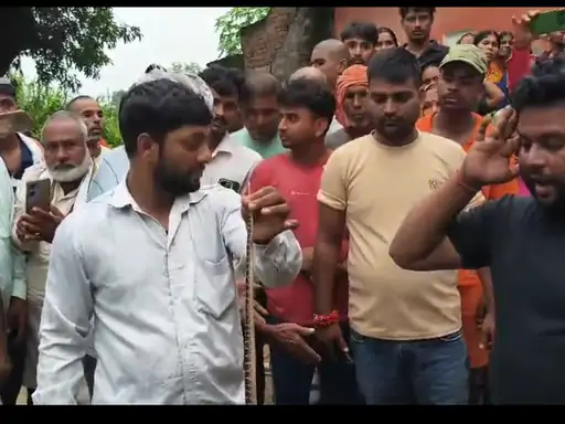 महराजगंज में मां-बेटे को करैत ने डसा, 11 साल के बच्चे की मौत
