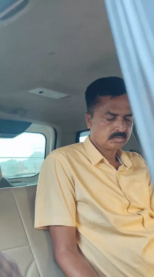 प्रयागराज में श्रद्धालुओं की बस रोककर वसूली , सरकारी गाड़ी में कैश गिनते शख्स का VIDEO वायरल
