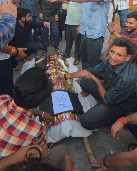 बीएचयू में आठवें दिन भी छात्रों का आंदोलन जारी, प्रशासन के खिलाफ निकाली सांकेतिक शव यात्रा