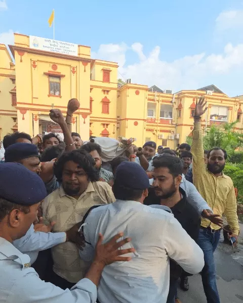 बीएचयू में आठवें दिन भी छात्रों का आंदोलन जारी, प्रशासन के खिलाफ निकाली सांकेतिक शव यात्रा