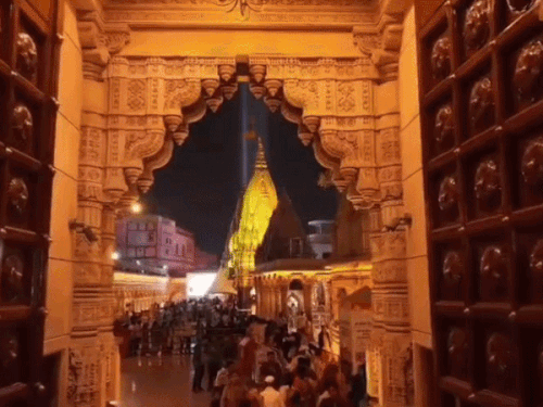 काशी विश्वनाथ मंदिर में स्पर्श दर्शन को लेकर विवाद: दलाली का विरोध करने पर युवक से मारपीट का आरोप, 5 पर केस