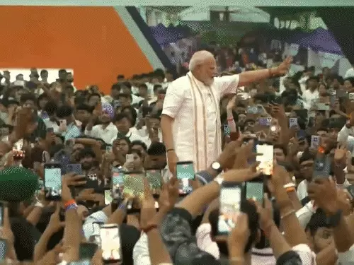 वडोदरा में युवाओं के बीच पहुंचे पीएम मोदी, बोले-‘झूठ की गूंज से बचें, सच्चाई के साथ खड़े रहें’