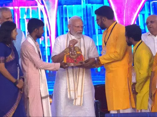 वडोदरा में युवाओं के बीच पहुंचे पीएम मोदी, बोले-‘झूठ की गूंज से बचें, सच्चाई के साथ खड़े रहें’